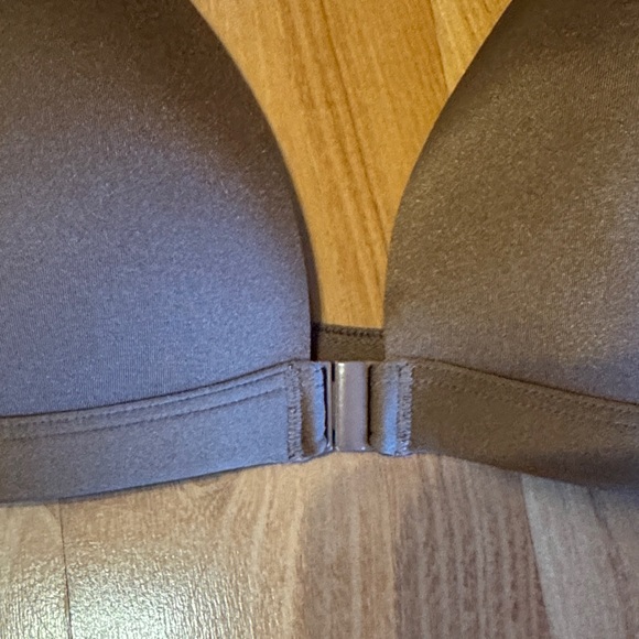 SKIMS wireless front-closure Bra in Jasper - Picture 8 of 9